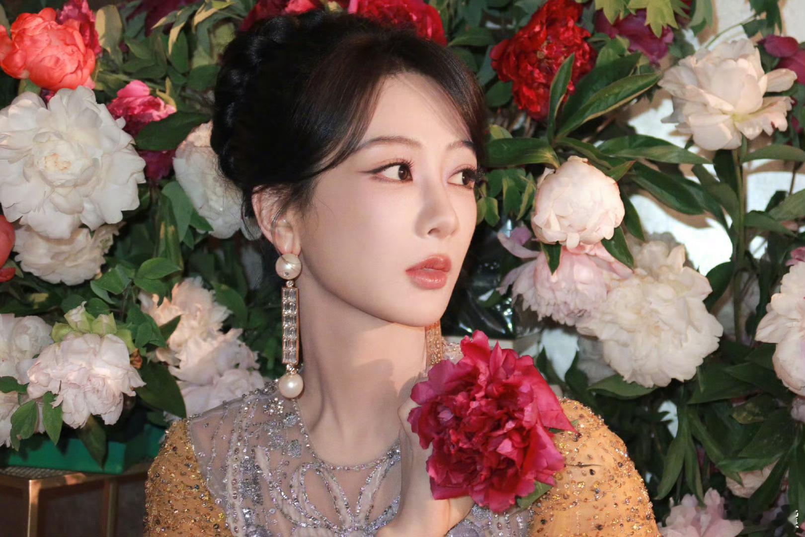 五一假期，杨紫与牡丹的合影太美了!花美人更美，让人心动不已。祝大家劳动节快乐，一