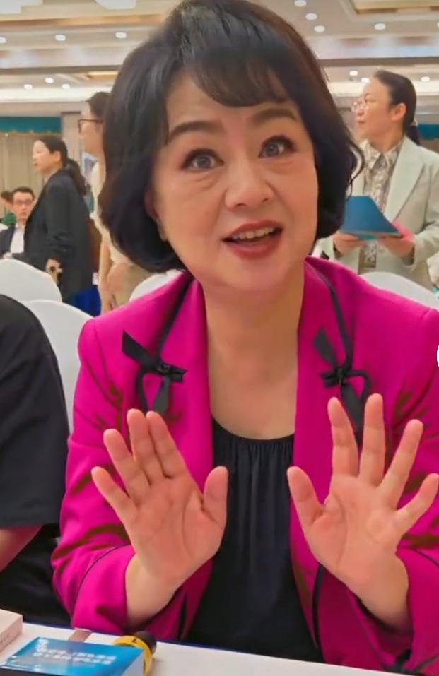 鞠萍姐姐六一正式退休，童年回忆准时“结业”
今年6月1日儿童节，陪伴三代人的鞠萍