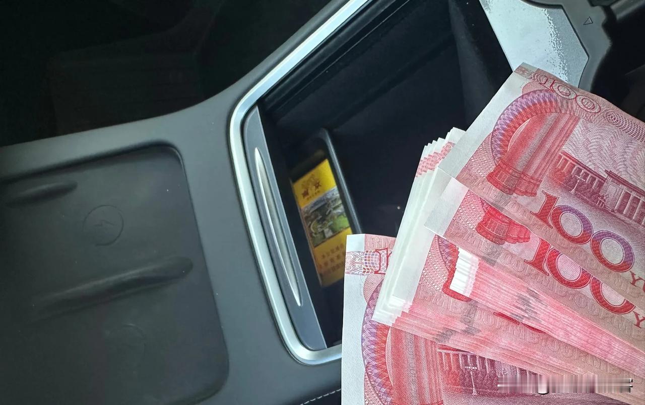 男人要是赚不到钱，那可就没什么尊严了。
有了钱，就能享受女人的百般温柔。
男人赚