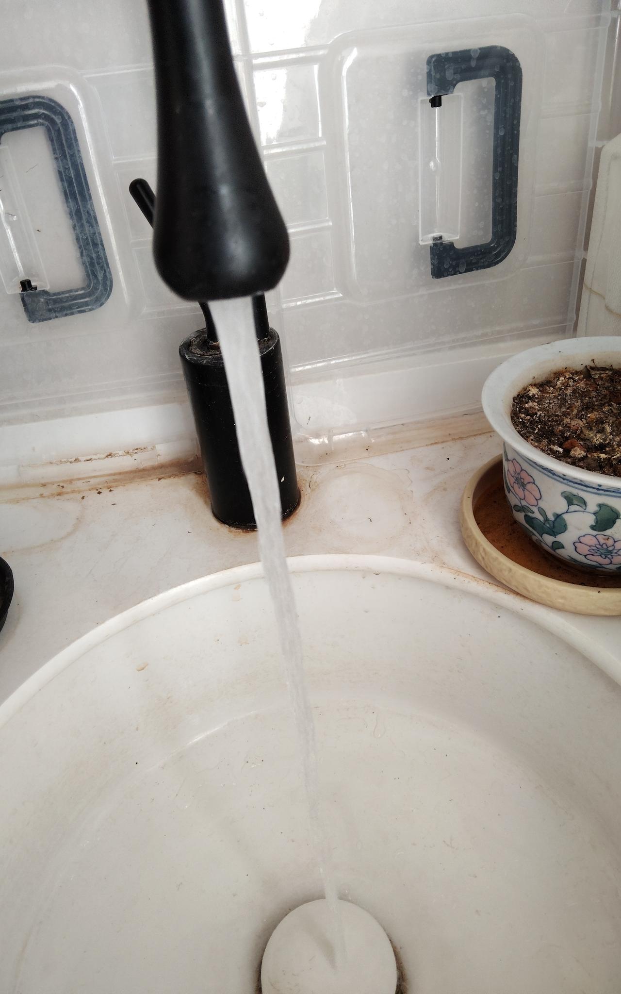 生活小巧门
                 微头条
我们在洗菜或刷碗等用水时，