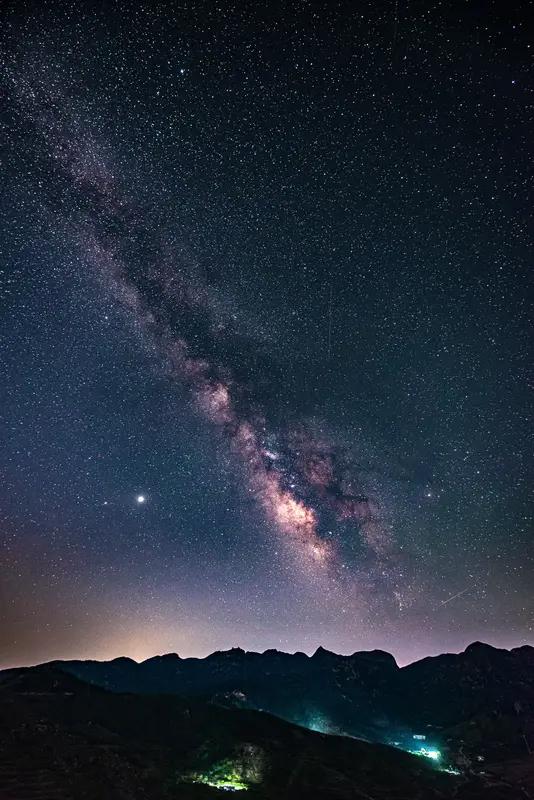 上联：星河鹊语牵思念；
下联：银汉桥吟寄离情。
此下联巧妙呼应上联意境，尽显七夕
