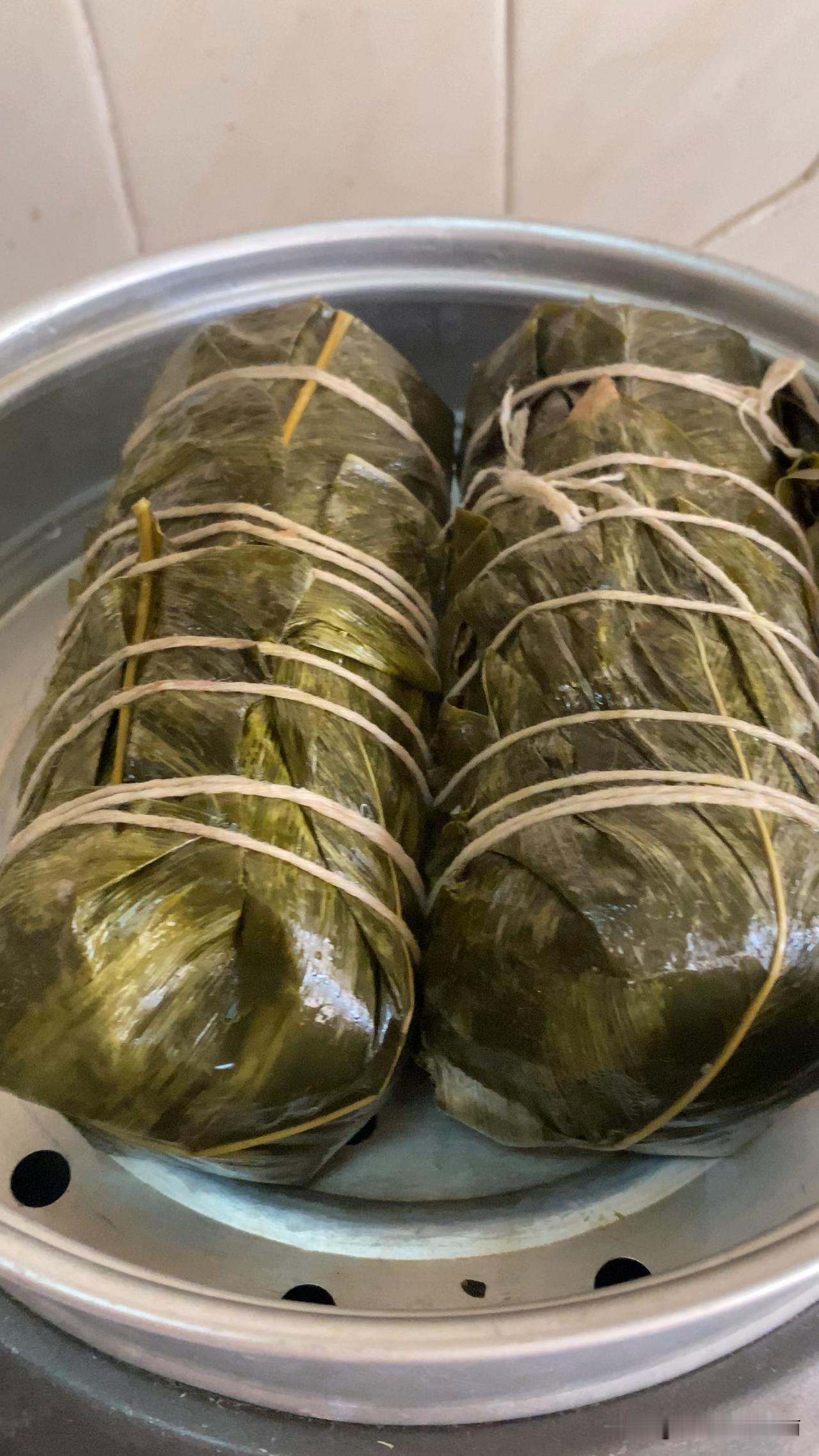 澄迈柴火竹筒粽
原来，在海南也有竹筒粽子。想吃上这样的粽子很不容易，包好了 ，要