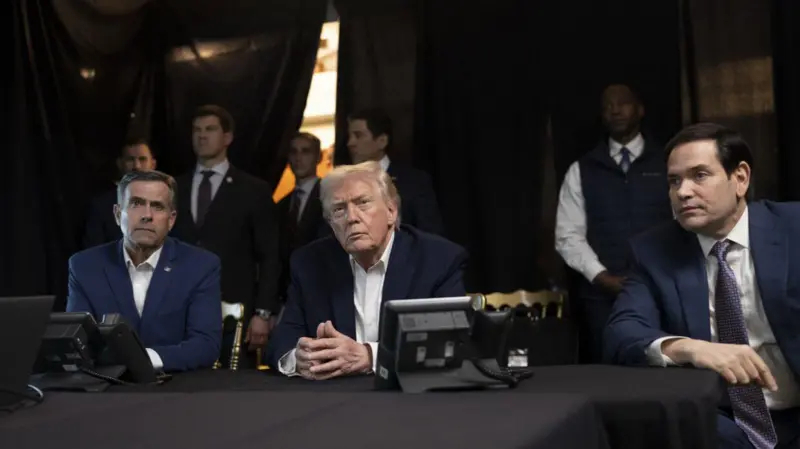 特朗普在佛罗里达的海湖庄园观看行动的直播画面，身旁有中情局局长约翰·拉特克利夫（