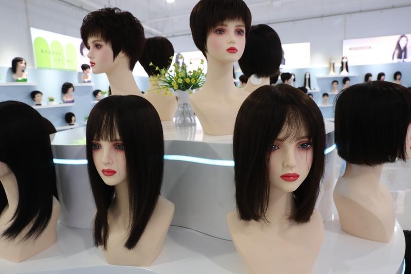 假发真是年轻人实现角色切换的神器！以前假发多用于长辈遮白发、影视角色造型，现在成