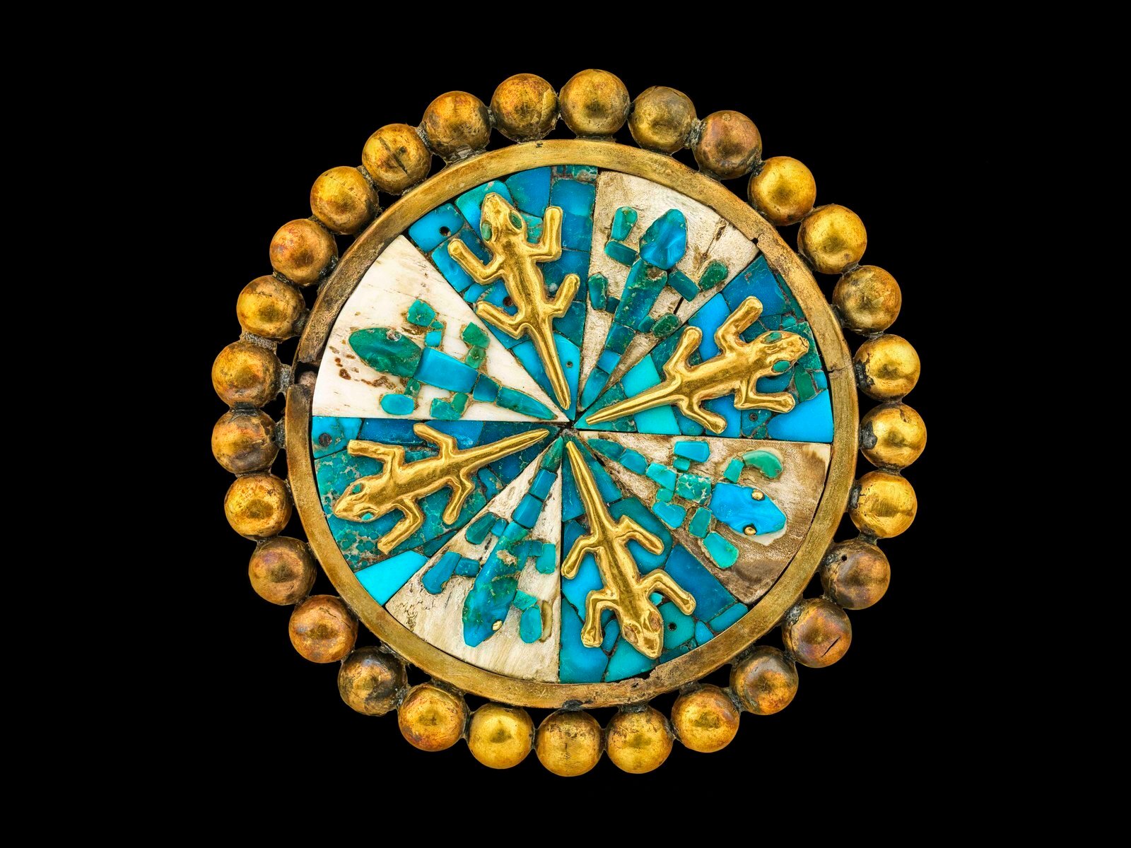 秘鲁利马Larco美术馆藏公元100-800年莫切文化的 绿松石黄金复合蜥蜴纹耳