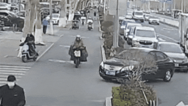 交规成 “碰瓷” 工具？配送员 5 个月制造 30 余起事故获利万元
“转弯让直