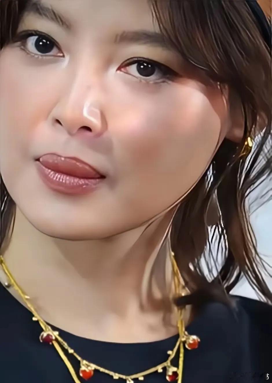 辛芷蕾的嘴唇一直都被受争议有人说她的嘴唇是后天医美的。也有人说她的嘴唇是天生的，
