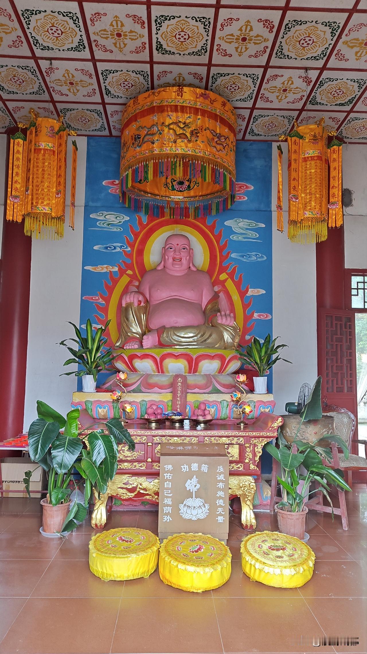 成都温江白衣寺的佛像是我见过最抽象的，好廉价的感觉[笑哭]，能说丑吗？
白衣寺地