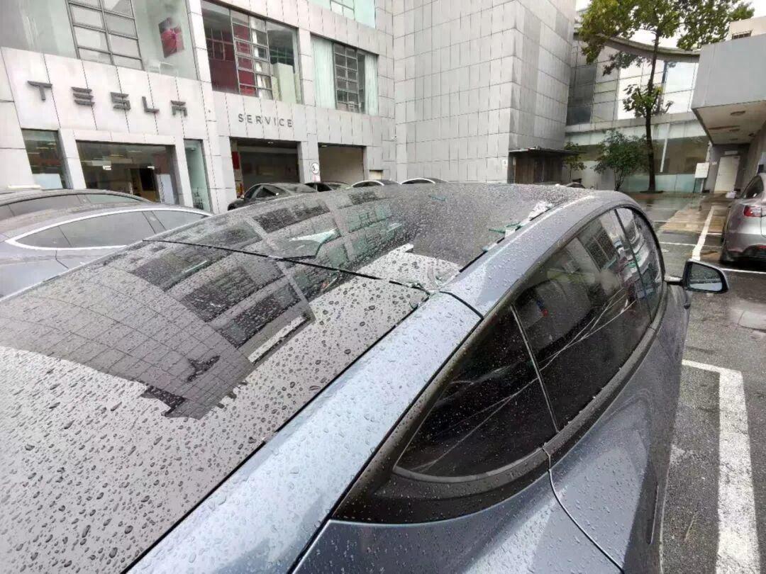 “太坑人了！”浙江杭州，一名男子把开了4年、行驶9.4万公里的特斯拉送到官方门店