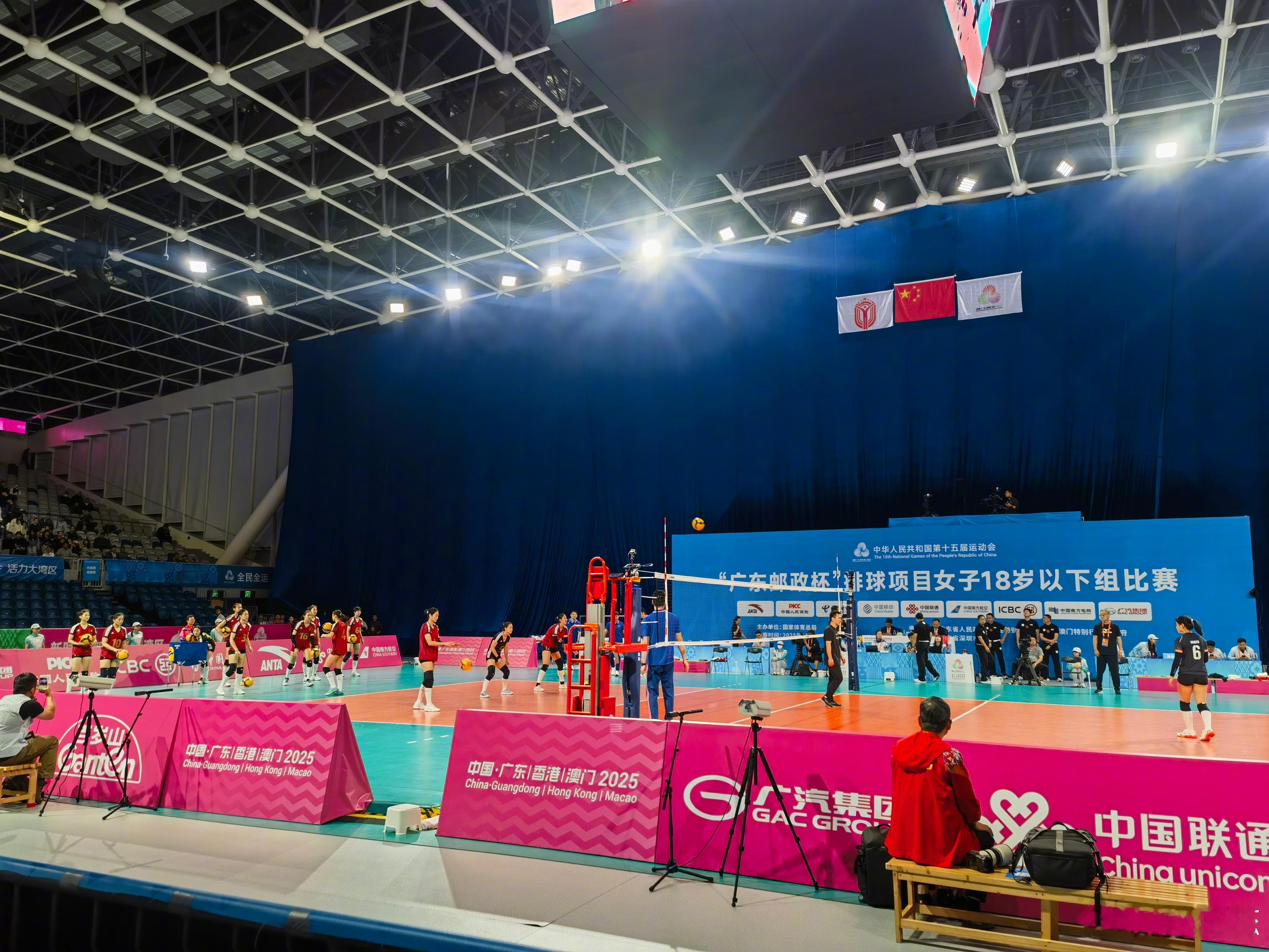 来看U18小女排的比赛，看看奥芊，看看小家伙们的比拼，加油哦！突然偷袭来的