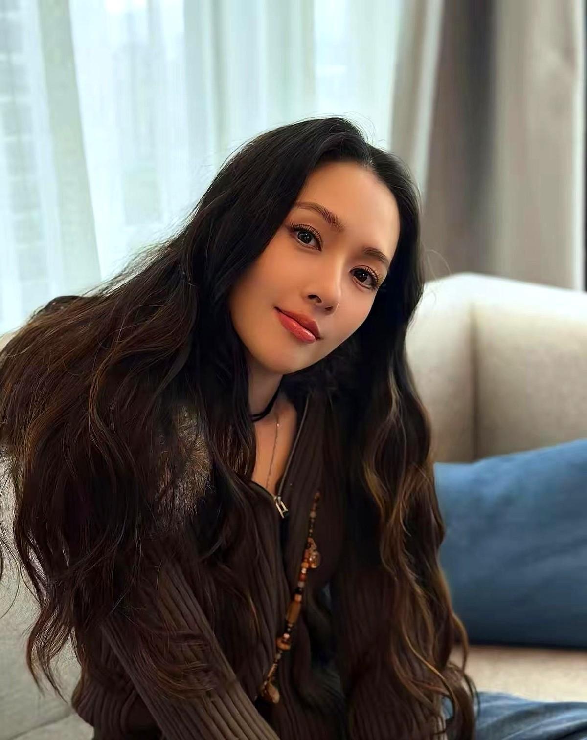 郭碧婷为什么嫁给向佐，原因其实很简单
向太把儿子的事情都安排得明明白白，就连另一