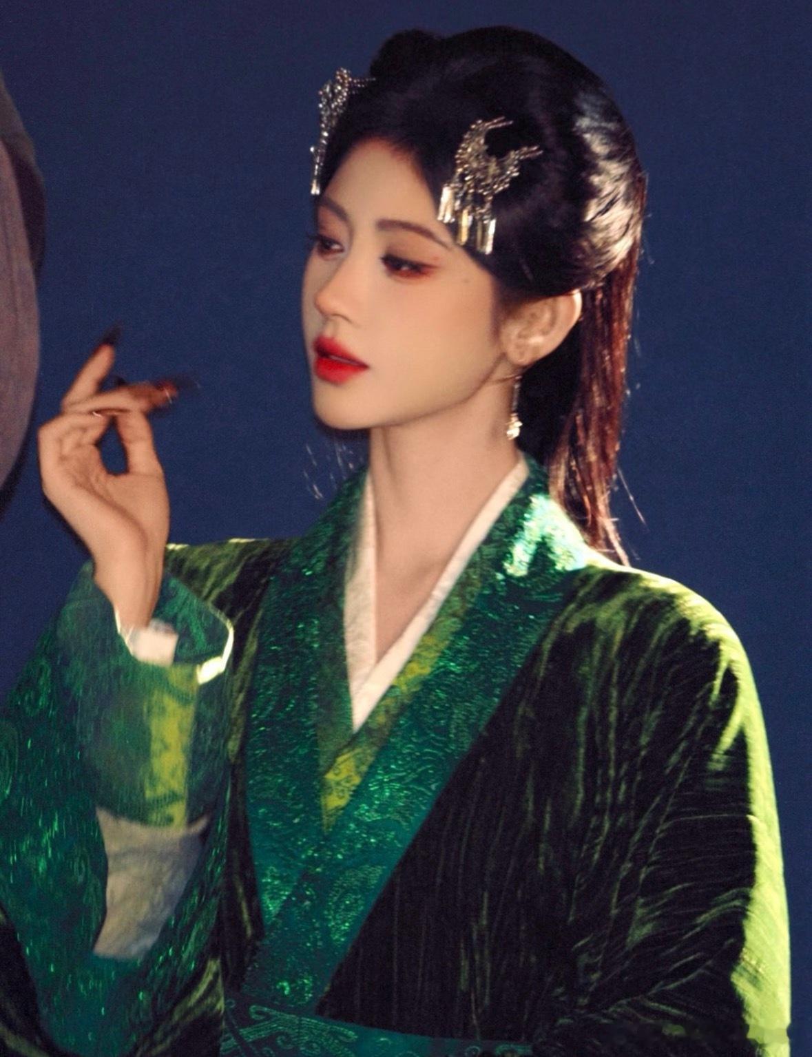 魅惑 🦊🍃🩸鞠婧祎月鳞绮纪鞠婧祎露芜衣 ​​​
