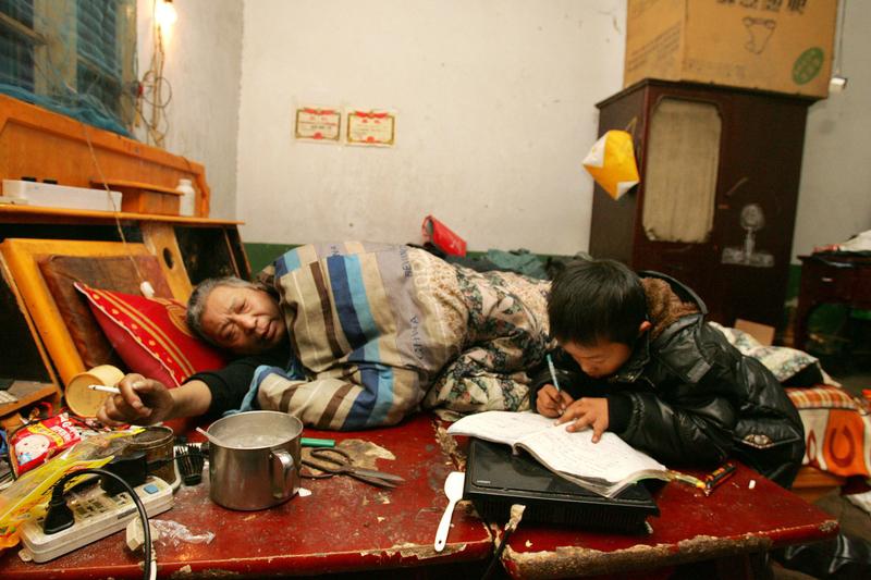 开学季的单亲妈妈：我在肯德基看到最心酸的母爱

凌晨三点的24小时餐厅里，那位母