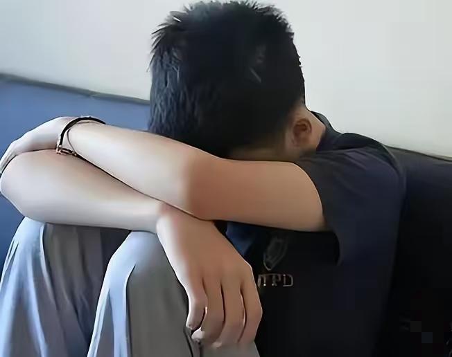 让我睡一次，不然死给你看！”一位17岁少年手持菜刀威胁舅妈发生性关系：退让换来的
