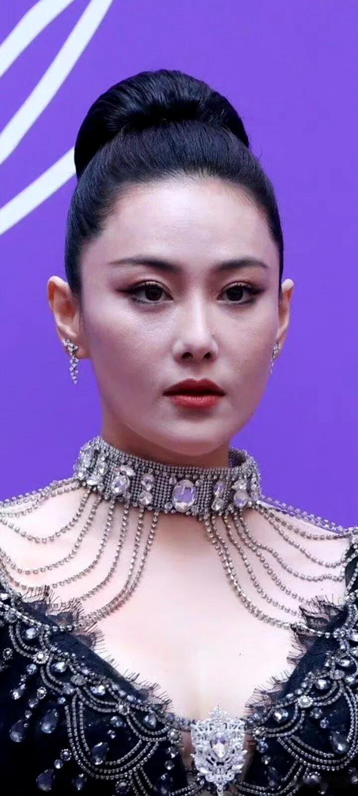 张馨予这纯生图看着也很一般啊，她这脸上皮肤状态也不好，而且感觉好凶啊，眼神有几分