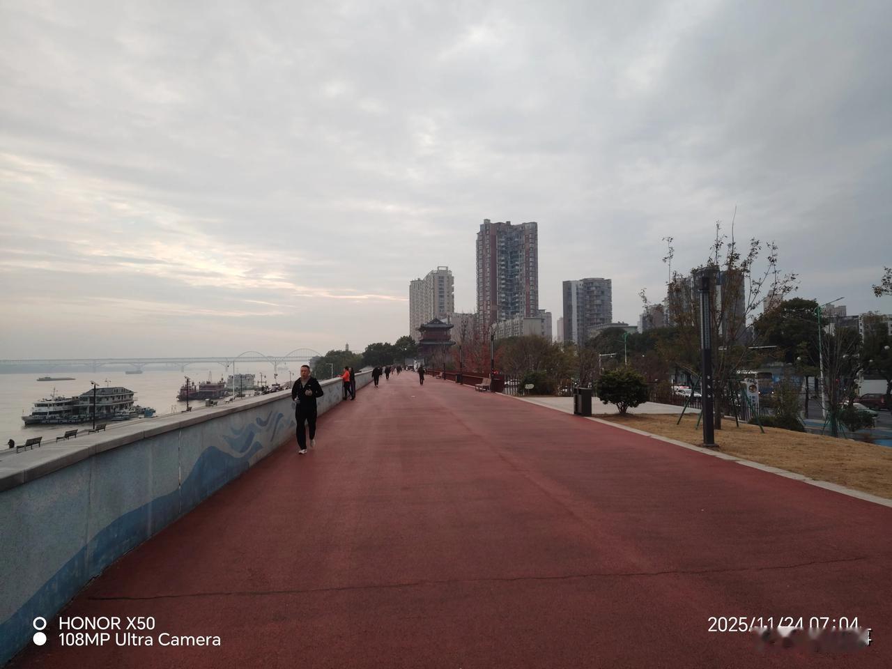 和孙颖莎搭在一起11月24日长江岸边《浔阳楼》下晨练打卡孙颖莎笑容 孙颖莎情商 