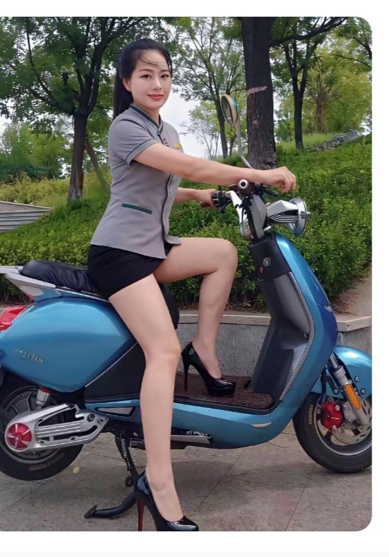 遵规守纪
美女骑车去上班；
路上安全要第一；
开车必戴安全帽；
右侧通行守法规。
