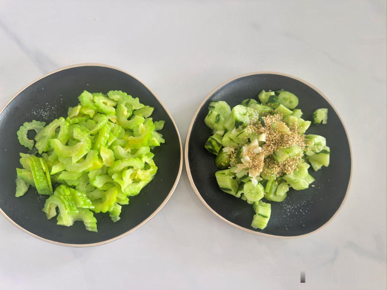 一个人简简单单又一餐
家里菜需要赶紧吃，上午扔了几个菜椒，西红柿，茄子。

其实