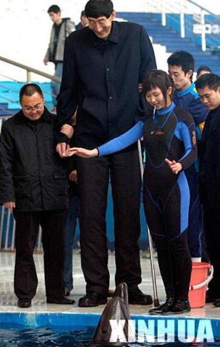 中国第一巨人鲍喜顺：不听医生劝告非要生子，现在儿子长到多高？被称之为“中国第一巨