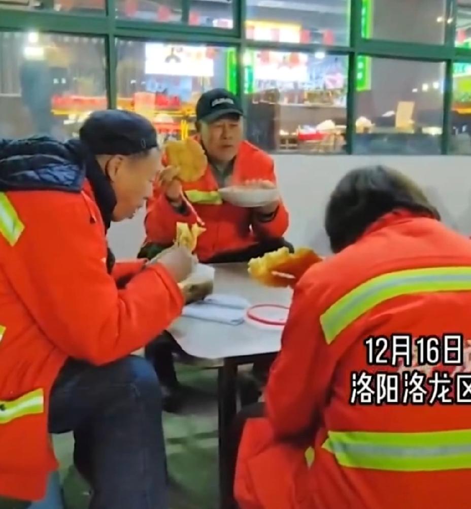 寒夜里的糊涂面：70顿免费晚餐暖了洛阳整条街

夜幕下的洛阳街头，一家餐饮店的灯