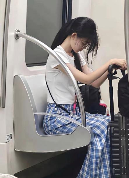 德国女孩来华旅游直接破防！亲眼看见小区家家户户装空调、菜市场地铁全带冷气，回头再