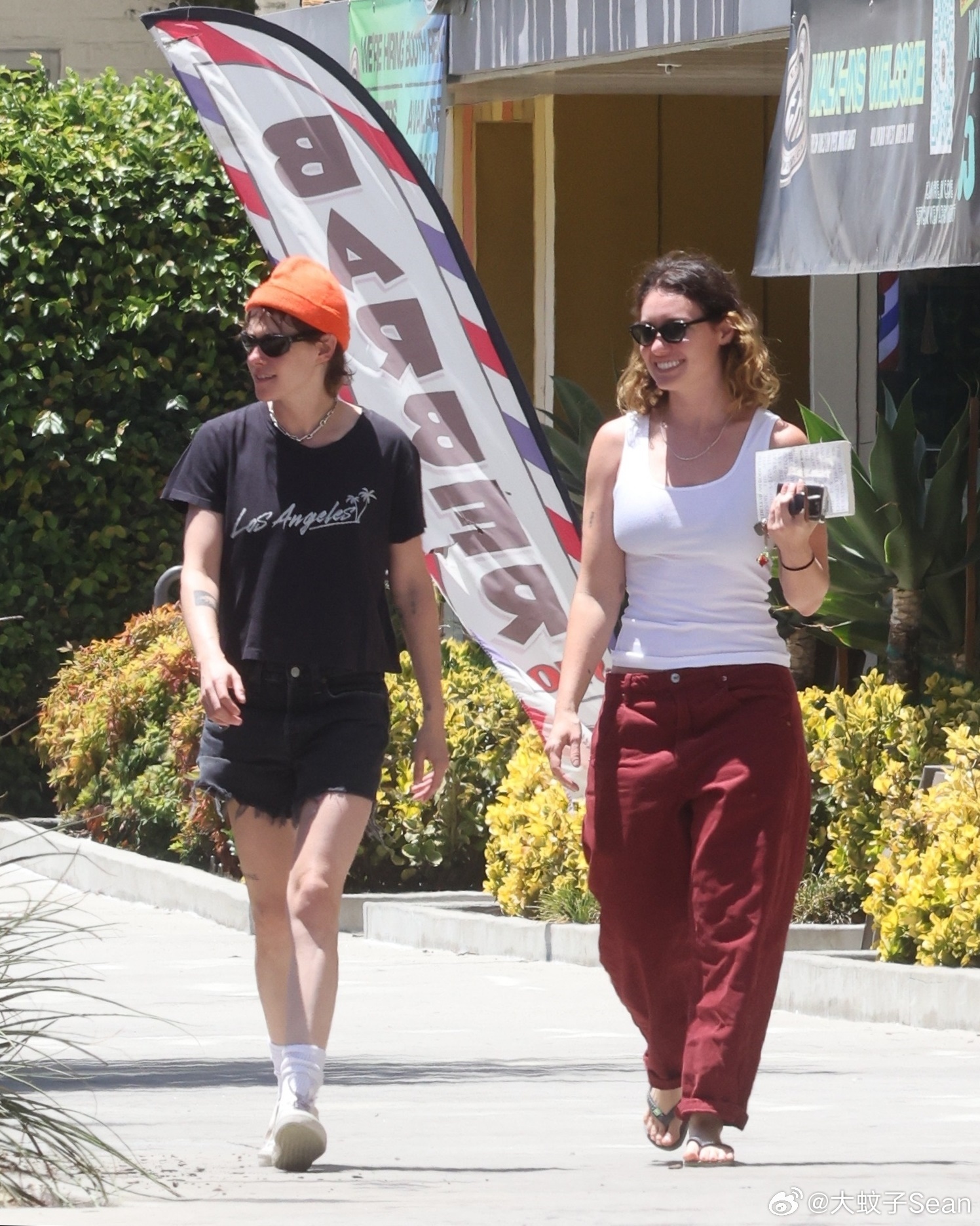 Kristen Stewart克里斯汀斯图尔特在洛杉矶外出，戴着小橙帽和朋友前往