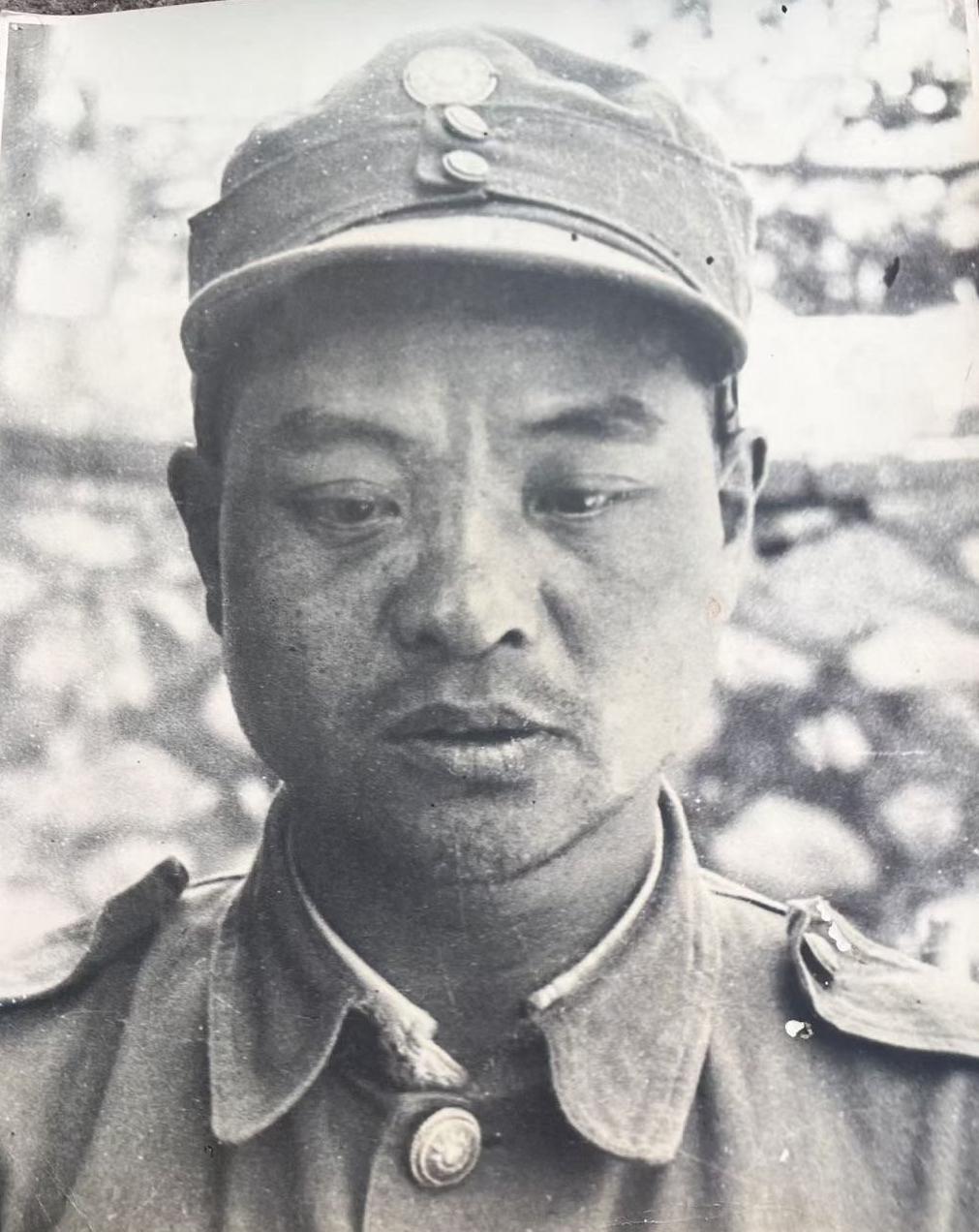 1948年，国军少将薛滌愁，在河北秦皇岛兵败被俘，留下了这一张颇为罕见的留影。镜
