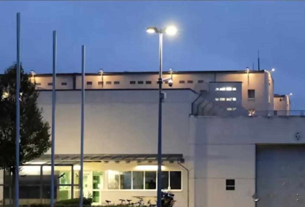 女友舌下藏毒探监，囚犯误吞冰毒丧命
德国监狱“致命一吻”：女友偷偷在嘴里藏毒探监