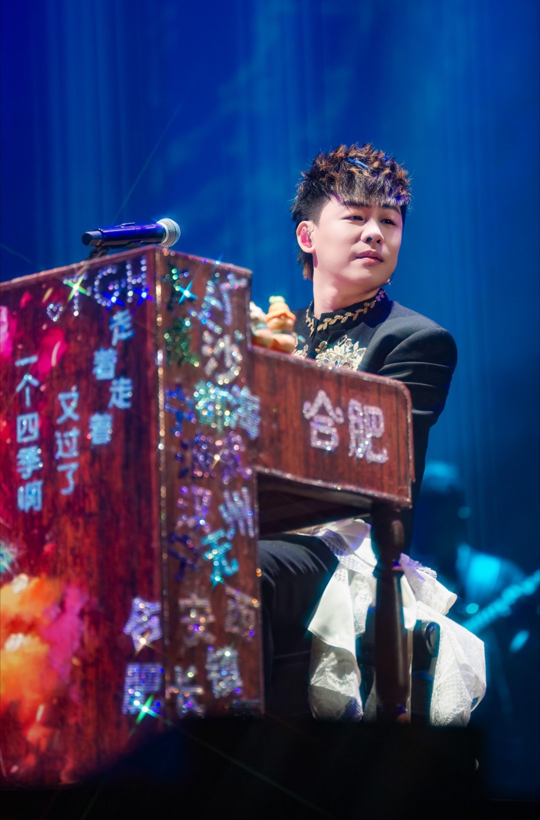 胡彦斌高情商回应歌手阵容争议年龄是阅历，不是界限。胡彦斌正面回应：最好的舞台留给