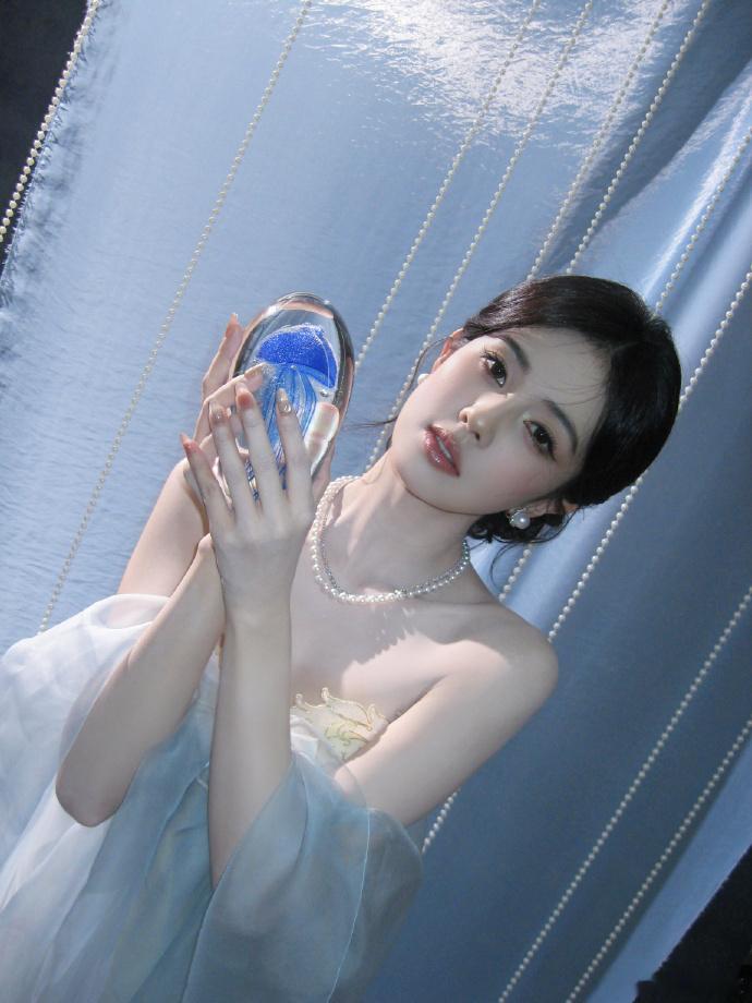 白鹿今天也是美的不行了白鹿完全美神降临了光影落在眉眼间，氛围感直接拉满，每一帧都