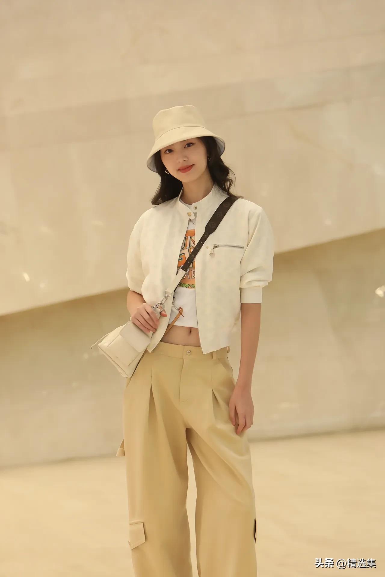 体态挺拔同样至关重要。含胸驼背的女生，即便打扮得十分精致，也难显气场。而体态佳的