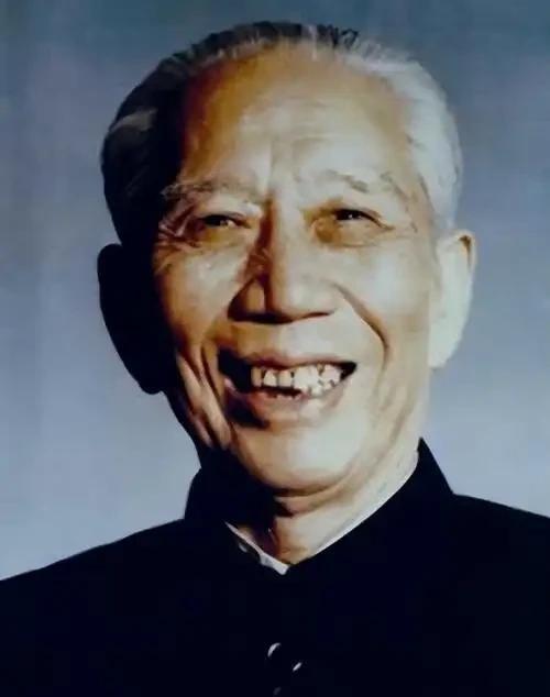 1951年春天，迪化监狱里一个戴着镣铐的中年人被临时叫出牢房，他满脸疲惫，以为要