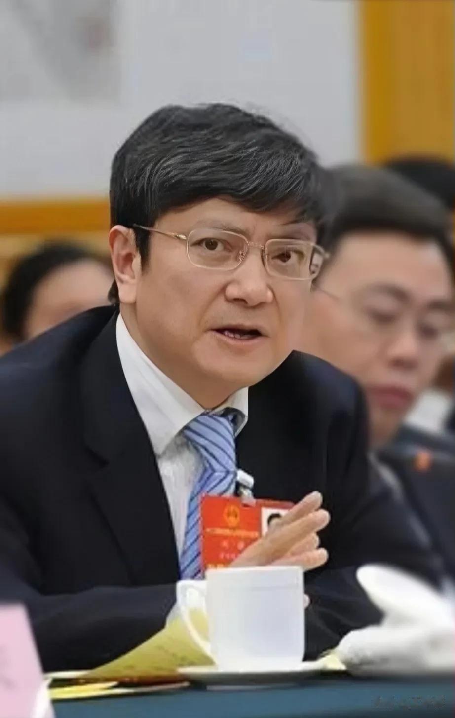 大学校长郑强，受某高校邀请演讲，哪知道讲着讲着，离题千里，他说:同志们，我们的大