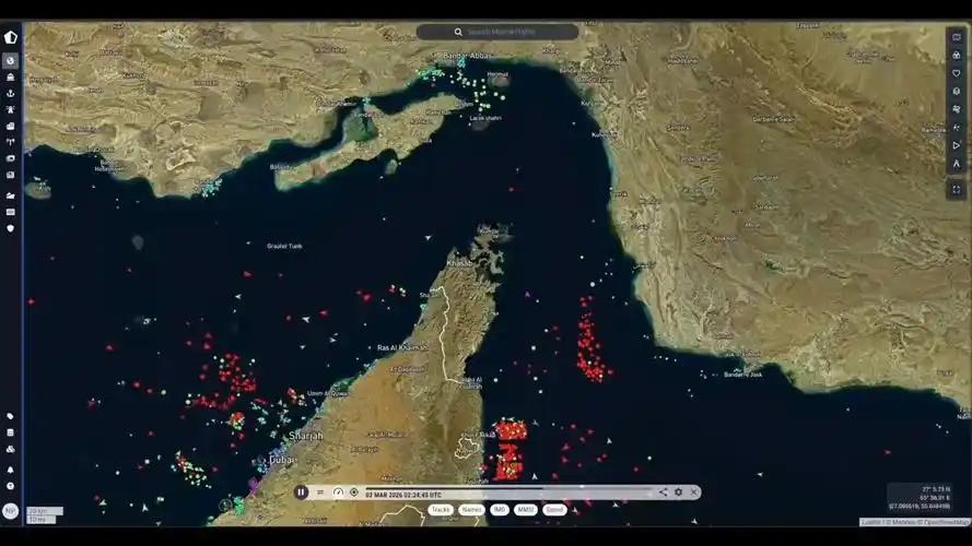 上联:天宽装日月星辰，
下联：海狭阻舟艇船舶。