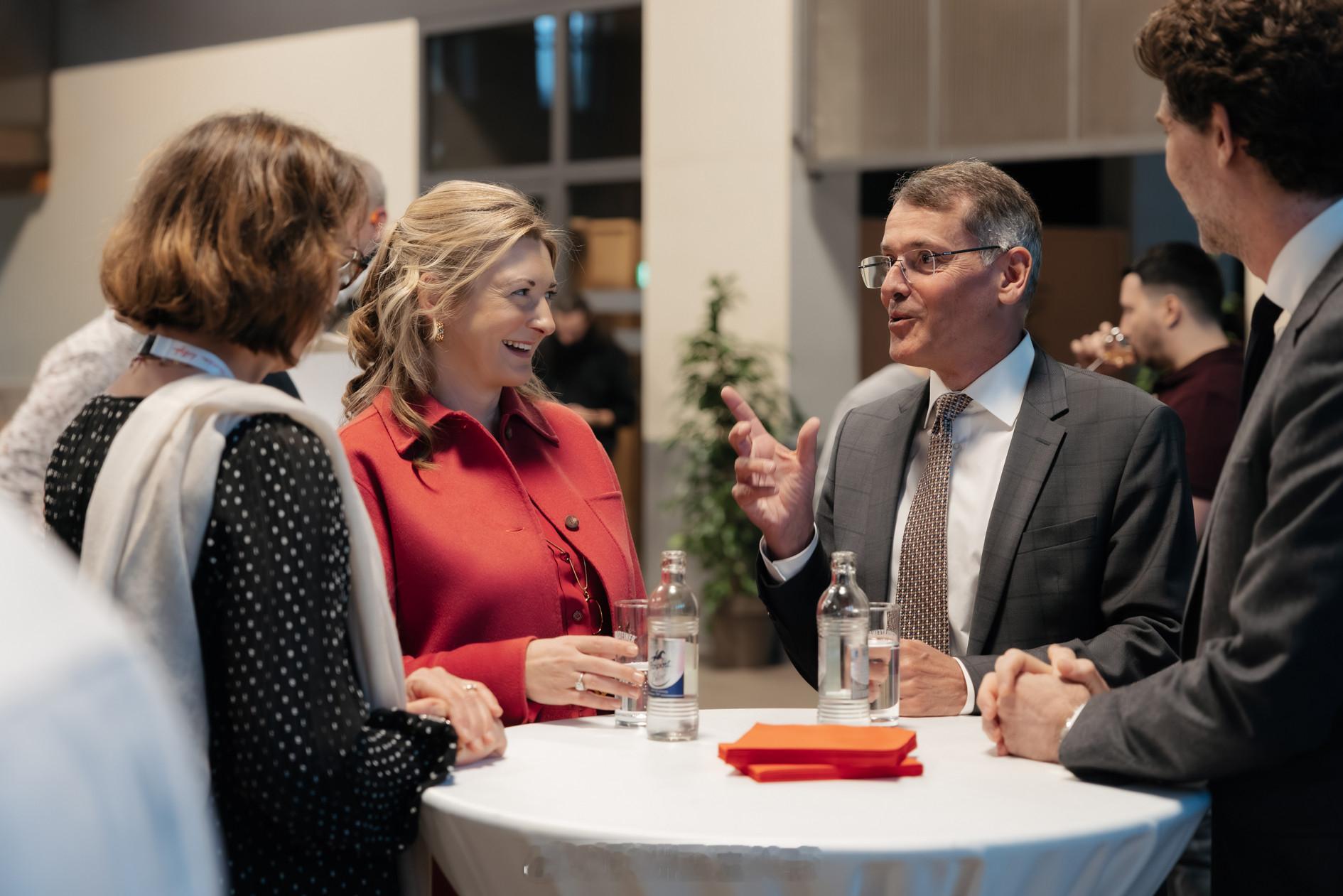 1.31 卢森堡大公夫人斯蒂芬妮为献血者颁发勋章 