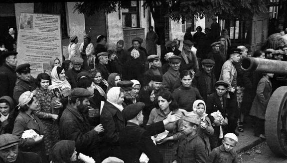 『敖德萨，我们回来了』
敖德萨市民参观在格里戈里耶夫卡地区战斗中缴获的德军武器