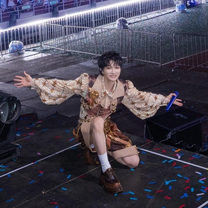 只看到白白的小腿和粉粉的膝盖🥺🥺🥺 