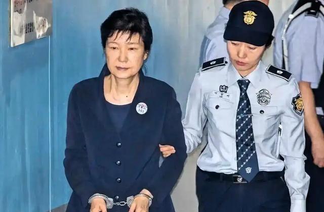 韩国政坛，真是杀疯了。尹锡悦刚被法院一审判了无期徒刑，同一天，74岁的朴槿惠养老