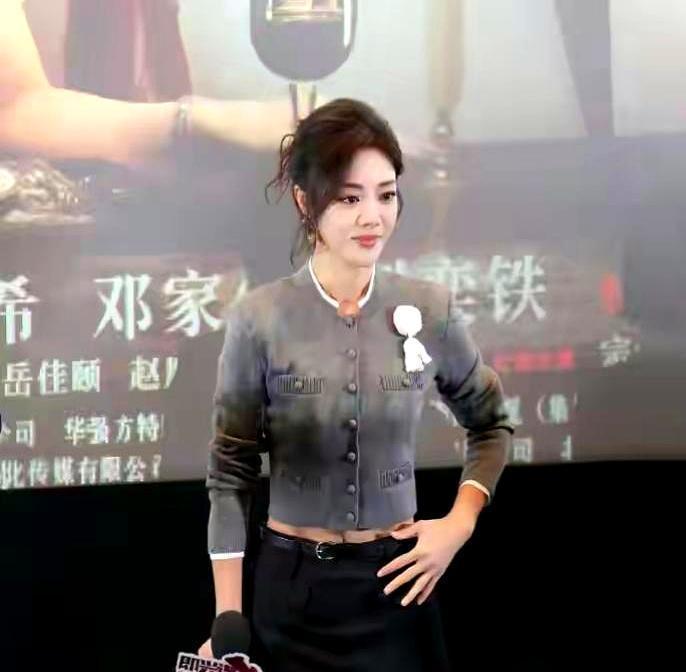 邓家佳，红毯上竟然当众脱掉了丝袜！你以为她疯了？殊不知这背后，藏着她混迹江湖十几