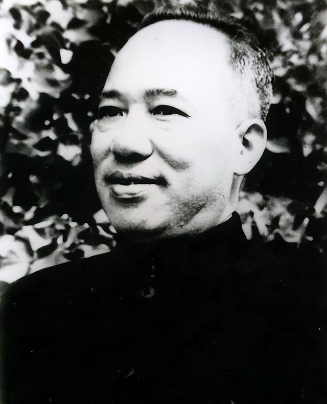 1937年，红军改编为八路军后，原红四方面军政治部主任李卓然被连降8级，毛主席安