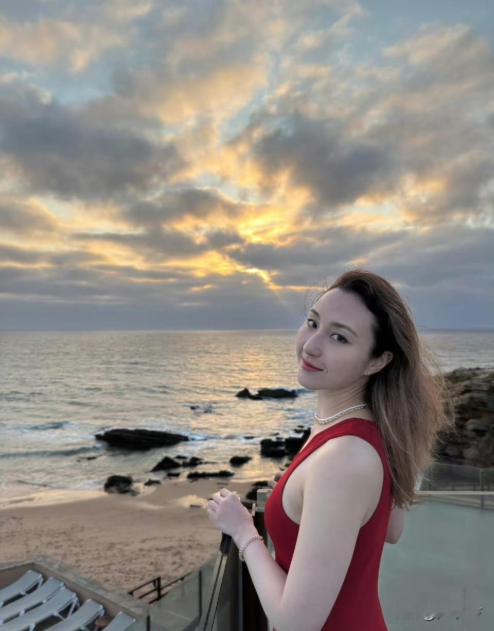 赌王千金何超云清空社交媒体上关于未婚夫的痕迹，她晒国外散心美照心情还不错。何超云
