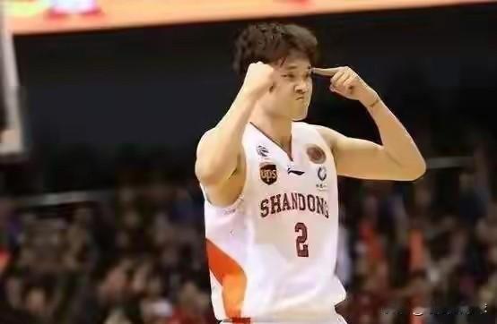 中国男篮历史上出色的小前锋不多，以前的李楠听说很厉害，但是80后90后基本上没看