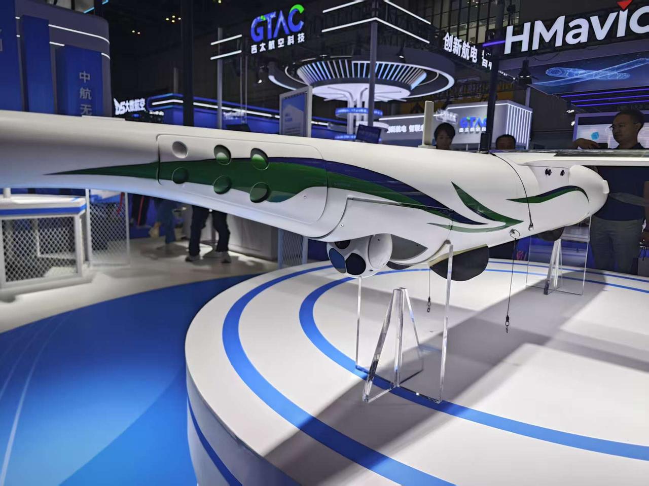 2026国际低空经济博览会上的航空工业成飞展台。（郑宇航 摄）