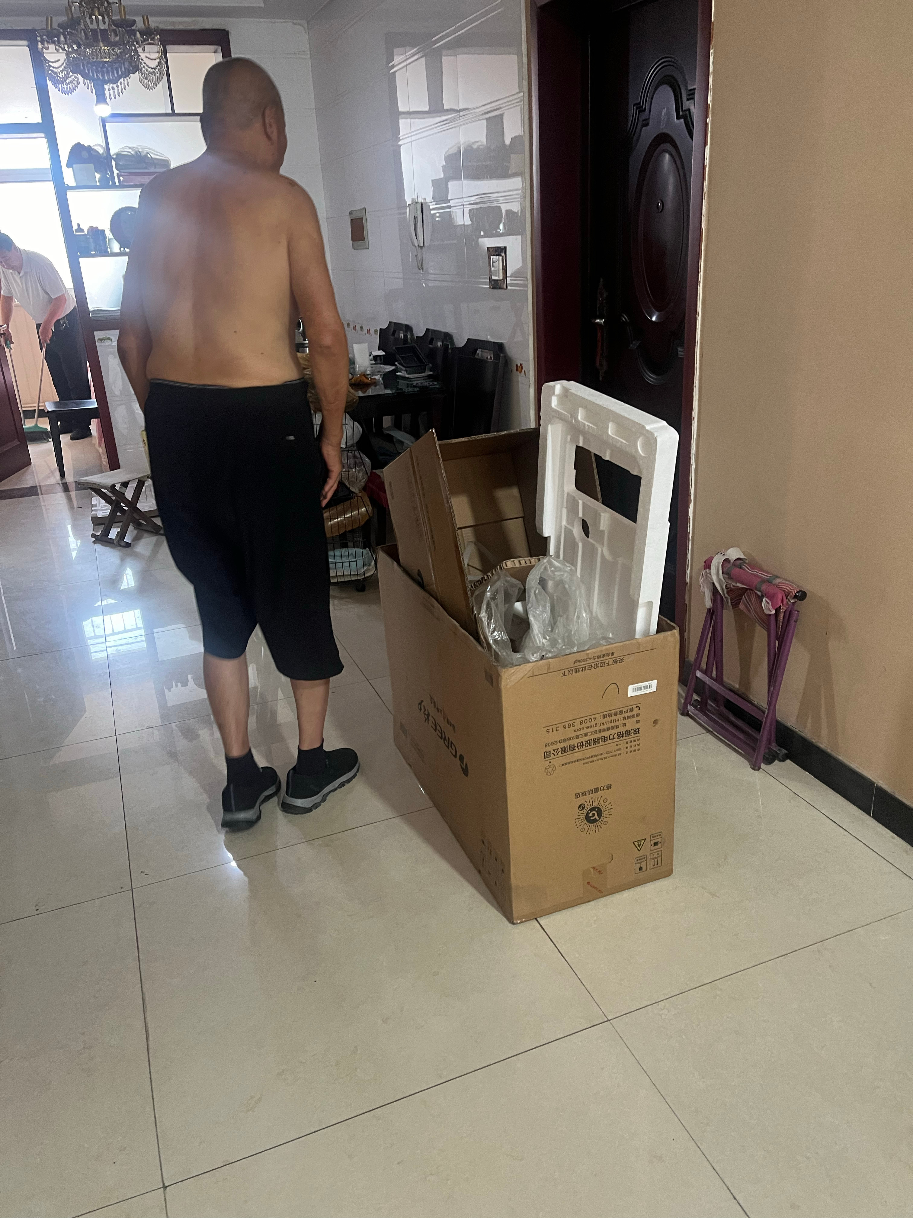 老爹今天的心情不错没再叨叨那个红薯不“崩”的问题，因为爹爱吃的双黄大鹅蛋到货了。