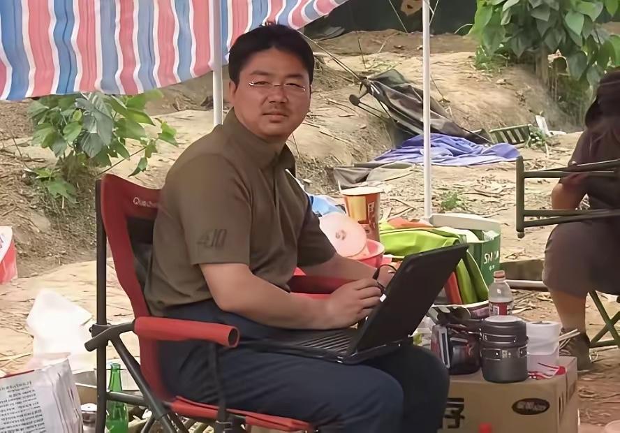 2008年，汶川地震，34岁的刘强东把全部积蓄12万元捐给灾区，写下遗书，带队开