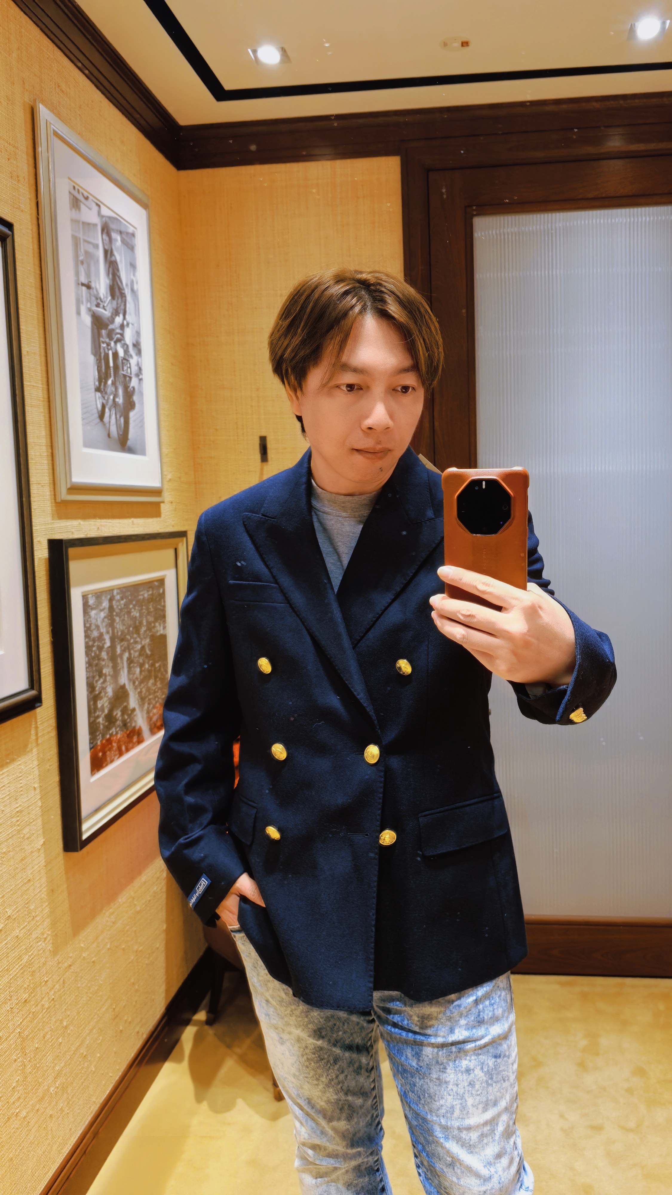 我现在也还在穿20年前的衣服…我买的东西都不会过时… 严屹宽还在穿20年前的衣服