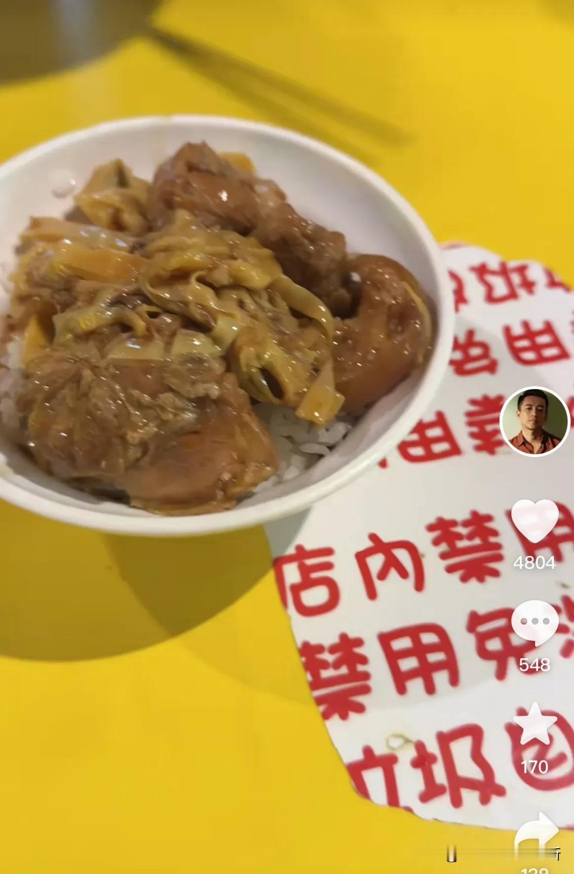 汪小菲和马小梅晚上在街边吃饭，挺接地气的，这就是汪小菲想要的生活吧，心情也不错。