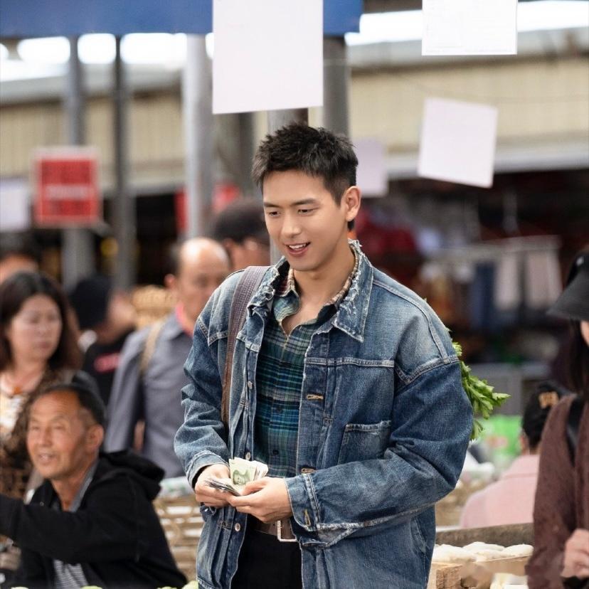 李现准备好开球了作为首位登上世界杯正赛开球舞台的内地艺人这份荣誉于他而言是多年热