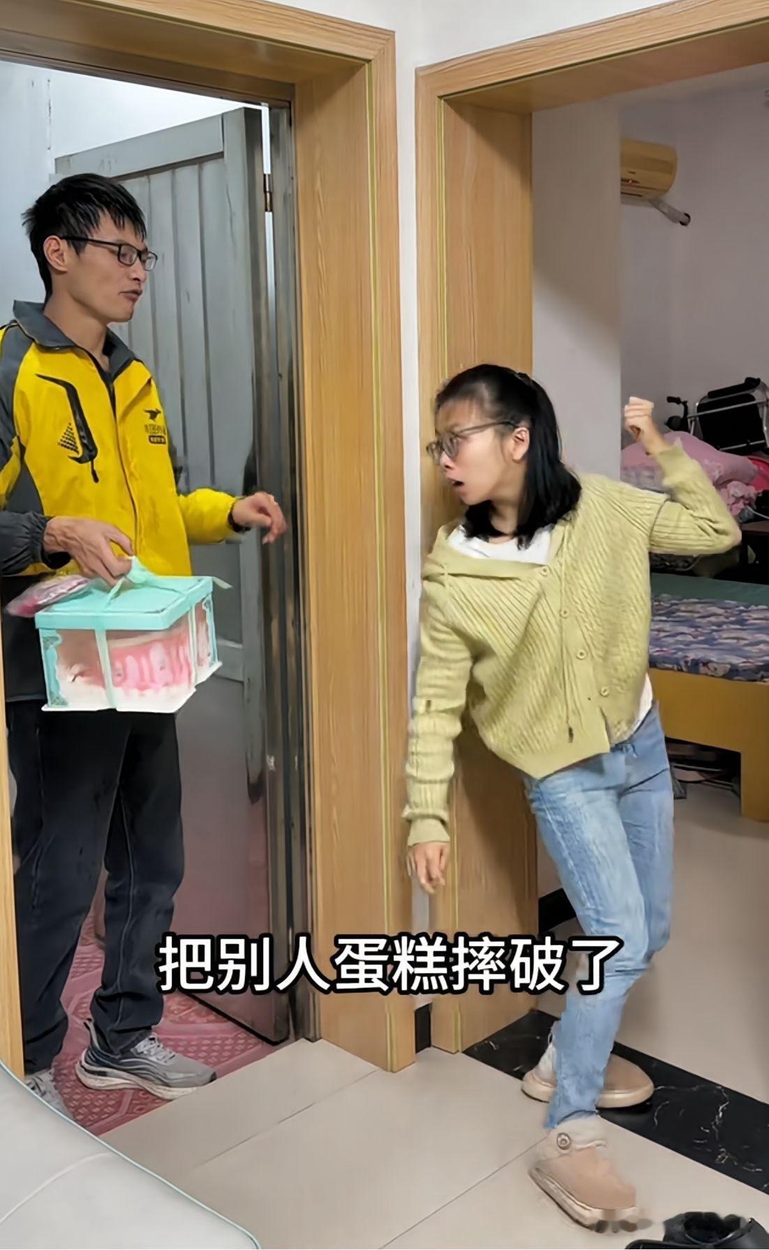 泪目了，让残疾夫妇给深深地上了一课！外卖小哥小张拖着疲惫的身体回到家中，脸上写满