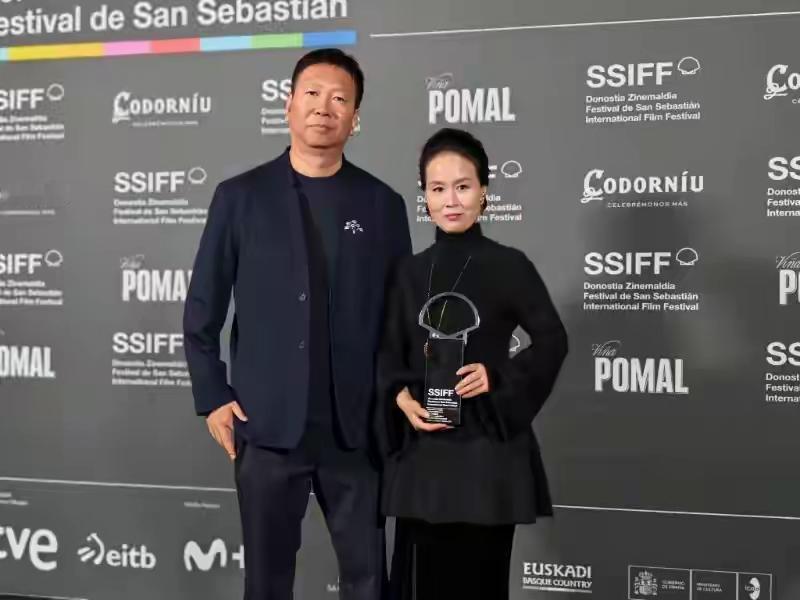 炸锅！《监狱来的妈妈》主演剥夺政治权利期间拍电影，涉嫌违法！

根据《刑法》第5